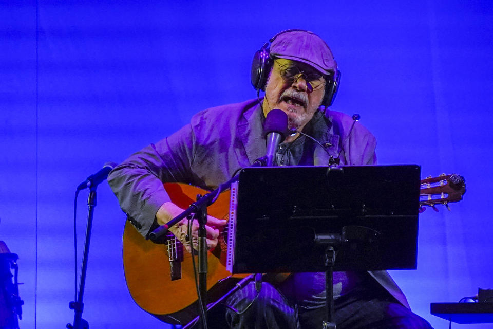 El cantautor cubano Silvio Rodríguez durante un concierto gratuito en el Zócalo de la Ciudad de México el 10 de junio de 2022. (Foto AP/Eduardo Verdugo)