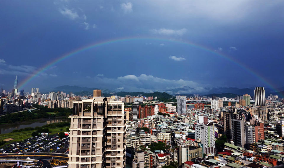 大台北地區25日下過一場大雷雨後，傍晚時分，天空出現一道美麗的彩虹。（姚志平攝）