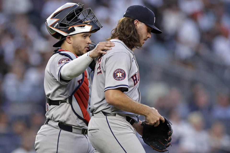 Houston Astros catcher Yainer Diaz, left, talks to pitcher Spencer Arrighetti after New York Yankees' Anthony Volpe walked to load the bases during the second inning of a baseball game Wednesday, May 8, 2024, in New York. (AP Photo/Adam Hunger)