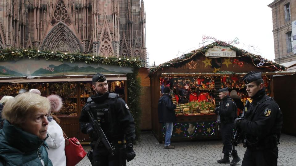 Bewaffnete Polizisten patrouillieren auf dem wiedereröffneten Weihnachtsmarkt in der Straßburger Innenstadt. Foto: Christophe Ena/AP