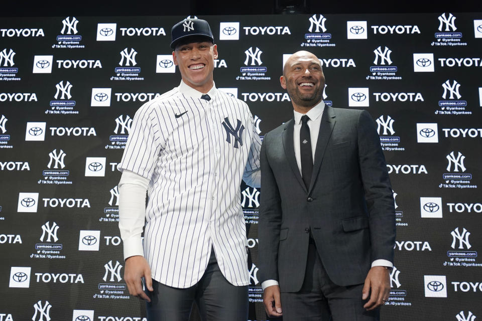 Aaron Judge, nuevo capitán de los Yanquis de Nueva York, y el ex capitán Derek Jeter participan en una rueda de prensa en el Yankee Stadium, el miércoles 21 de diciembre de 2022. (AP Foto/Seth Wenig)