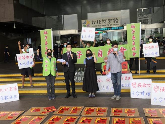 社子島自救會今提訴願，要求撤銷北市府違法環評。（楊亞璇攝）