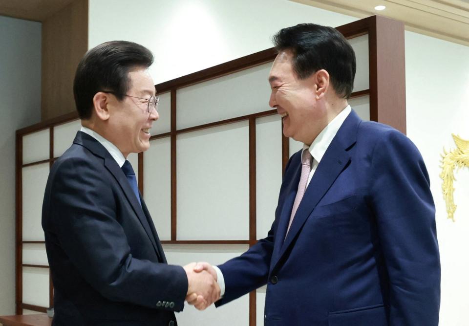 2024年4月29日，南韓總統尹錫悅（右）上任近2年終於與最大在野黨黨魁李在明（左）會面。路透社