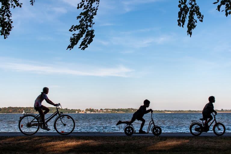 El Día de la Bicicleta se celebra cada 19 de abril con el fin de rendir homenaje a este vehículo de dos ruedas que revolucionó la manera de trasladarse en el mundo 