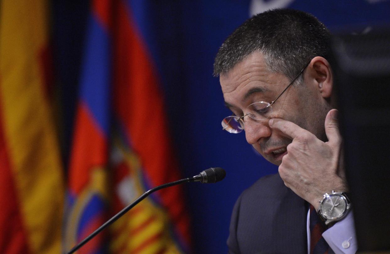 El presidente del Barcelona, Josep María Bartomeu, habla en una conferencia de prensa en el Camp Nou, el viernes 24 de enero de 2014 (AP Foto / Manu Fernández)
