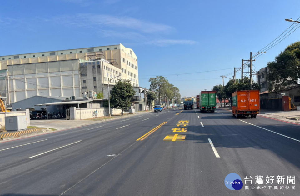 ▲高市府改善臨海產業園區周邊道路，以轉爐石提升路面強度。