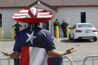 <p>Jerry Martinez of Edinburg, Texas protests outside the Border Patrol Processing Center on Monday, June 25, 2018 in McAllen, Texas. (Photo: Delcia Lopez/The Monitor via AP) </p>