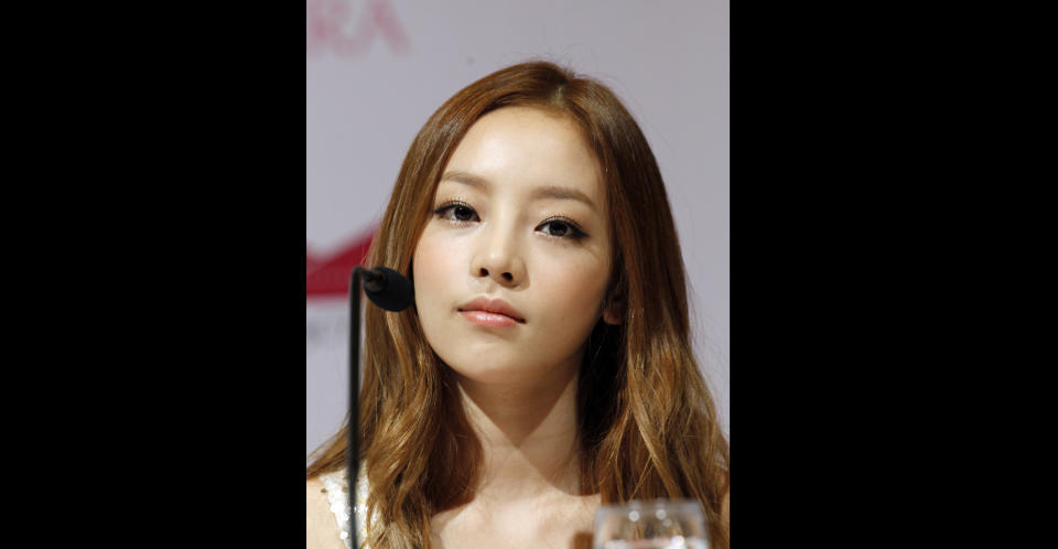 En esta foto del 10 de julio del 2012, la cantante Goo Hara, del grupo femenino surcoreano KARA, durante una conferencia de prensa en Singapur. Hara fue hallada muerta en su casa en Seúl el domingo 24 de noviembre del 2019. Tenía 28 años. (AP Foto/Wong Maye-E, Archivo)