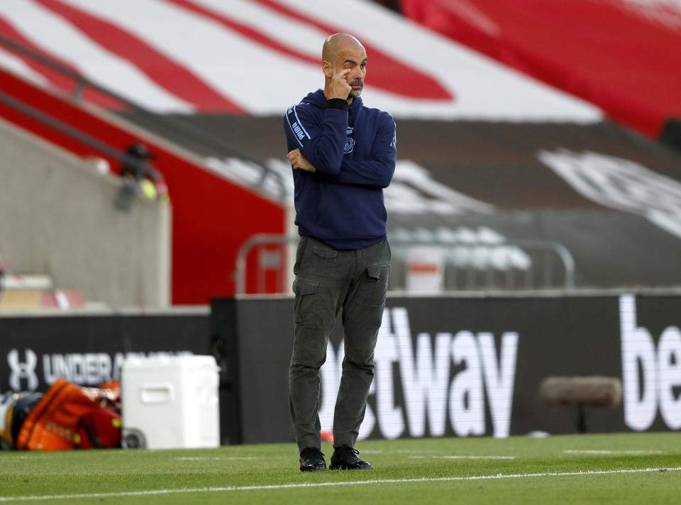 El técnico del Manchester City Pep Guardiola durante el partido contra Southampton por la Liga Premier inglesa en Southampton, el domingo 5 de julio de 2020. (AP Foto/Frank Augstein, Pool)