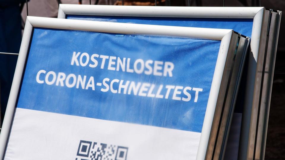 Bisher gab es für Teststellen bis zu 18 Euro pro Test - nach Betrugsverdachtsfällen wird die Vergütung gekürzt.