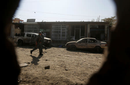 Afghan security forces inspect the site of a suicide attack near a large Shi'ite mosque, Kabul, Afghanistan. September 29, 2017. REUTERS/Omar Sobhani