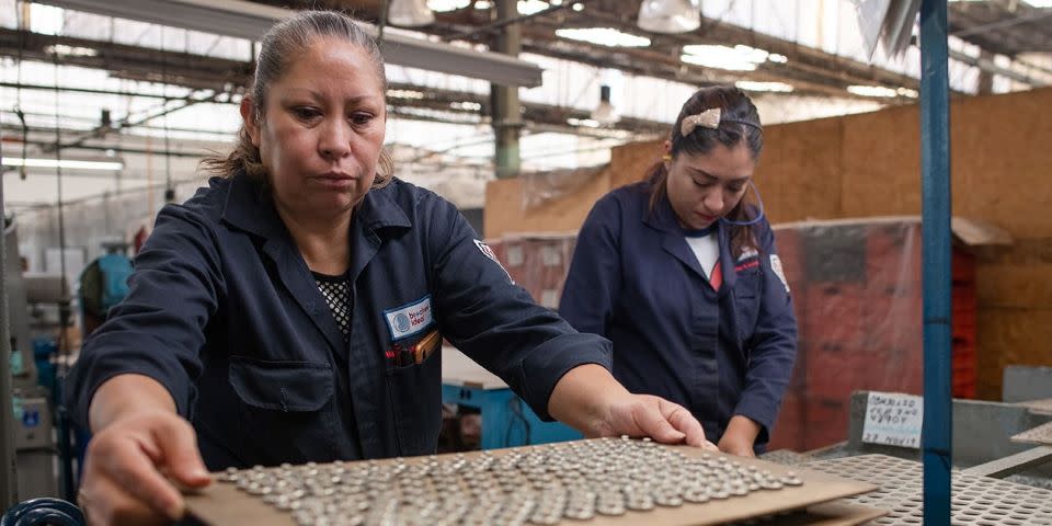 Menos horas de trabajo, más vacaciones y días de paternidad: la iniciativa que analizan senadores