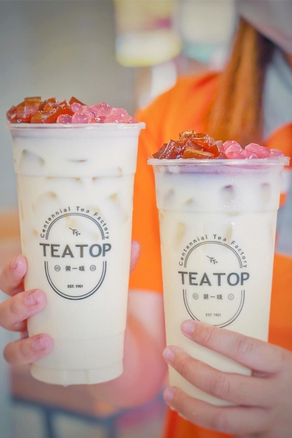 TEA TOP第一味搶搭櫻花季，期間限定推出「櫻紅粉粿靚奶茶」搶市！圖／業者提供