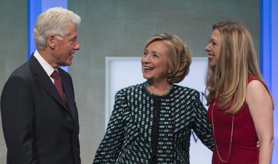 Former U.S. Secretary of State and former first lady Hillary Clinton (C) and daughter Chelsea Clinton chat with former U.S. President Bill Clinton at the Clinton Global Initiative 2013 (CGI) in New York September 24, 2013. REUTERS/Lucas Jackson (UNITED STATES - Tags: POLITICS)