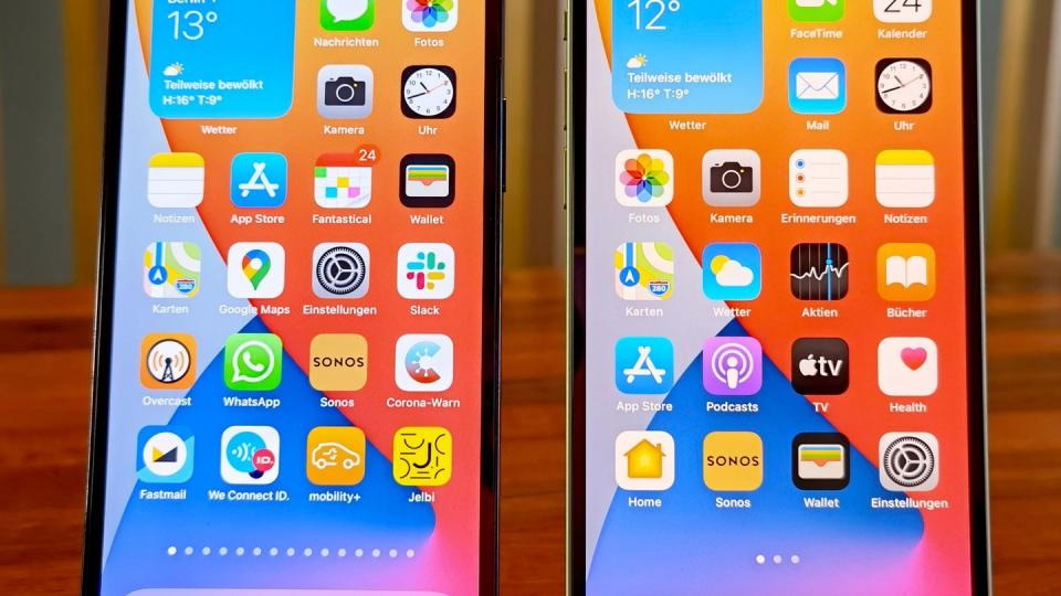 Das iPhone 12 (rechts) und iPhone 12 Pro (links) sehen von vorne quasi identisch aus. Beide Geräte unterstützen 5G-Mobilfunknetze, die aber nicht flächendeckend verfügbar sind. (Bild: dpa)