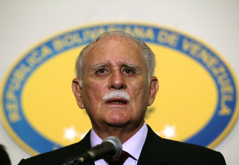 FOTO DE ARCHIVO. El vicepresidente venezolano José Vicente Rangel habla con la prensa, en Caracas, Venezuela