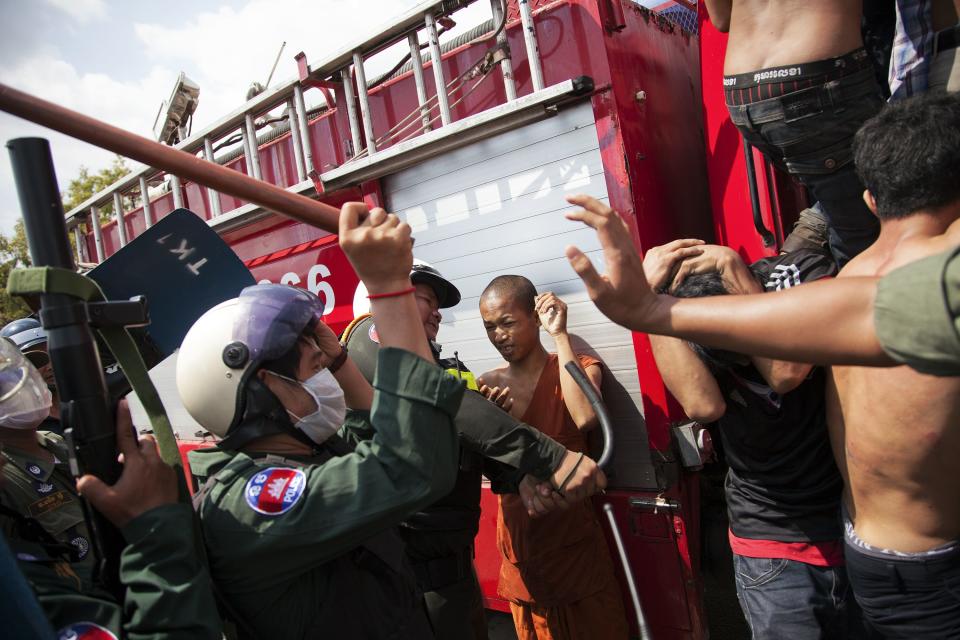 Bangladesh garment workers clash with police 11-14-13