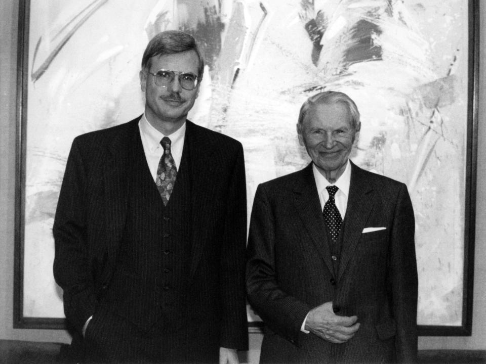 Werner Otto, Begründer des Otto-Versands, mit seinem Sohn Michael, Vorstandsvorsitzender des Versandunternehmens, aufgenommen am 07.01.1994 in Hamburg anlässlich der Verleihung des Preises der Werner-Otto-Stiftung für medizinische Forschung.