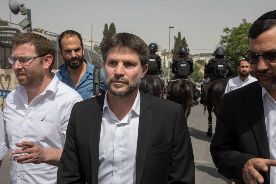 Bezalel Smotrich visitando el barrio de Sheikh Jarrah durante el 'Día de Jerusalén' de Israel el 10 de mayo de 2021 en Jerusalén.