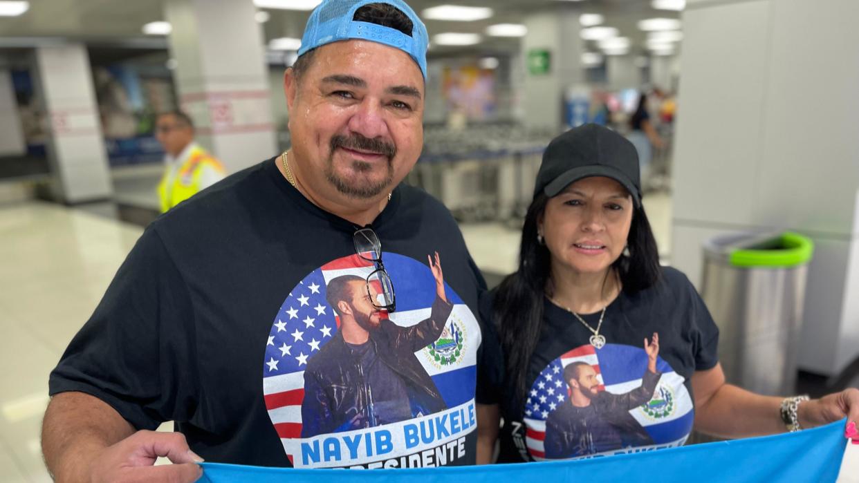 Moisés Bazán y su esposa nada más aterrizar en el aeropuerto de El Salvador el 1 de febrero de 2024.