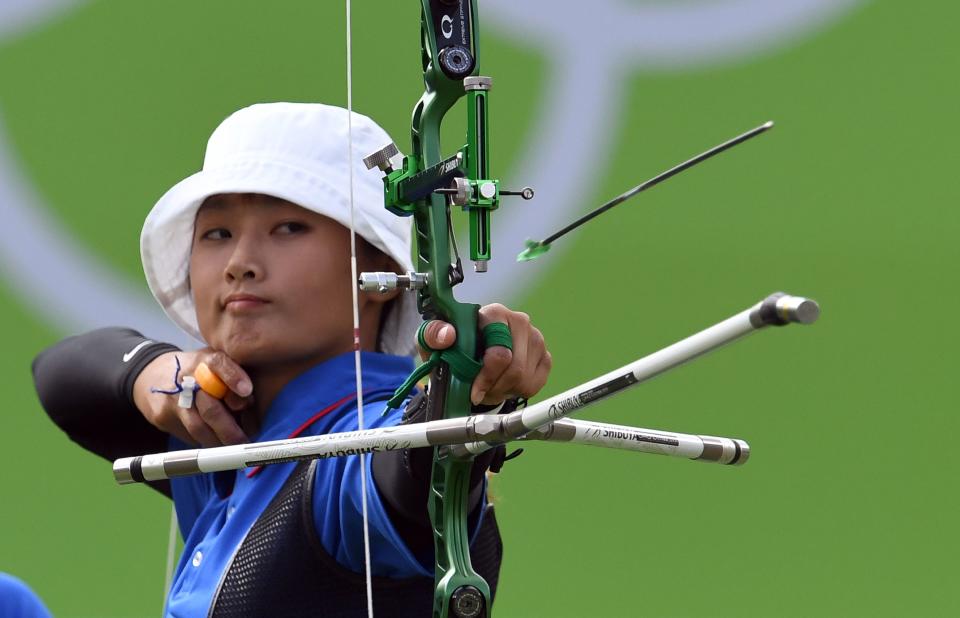 Taipei's Lin Shih-Chia shoots an arrow during Rio 2016 Olympic Games Women's Team quarterfinal completion against Mexico at the Sambodromo archery venue in Rio de Janeiro, Brazil on August 7, 2016. / AFP / Jewel SAMAD        (Photo credit should read JEWEL SAMAD/AFP via Getty Images)