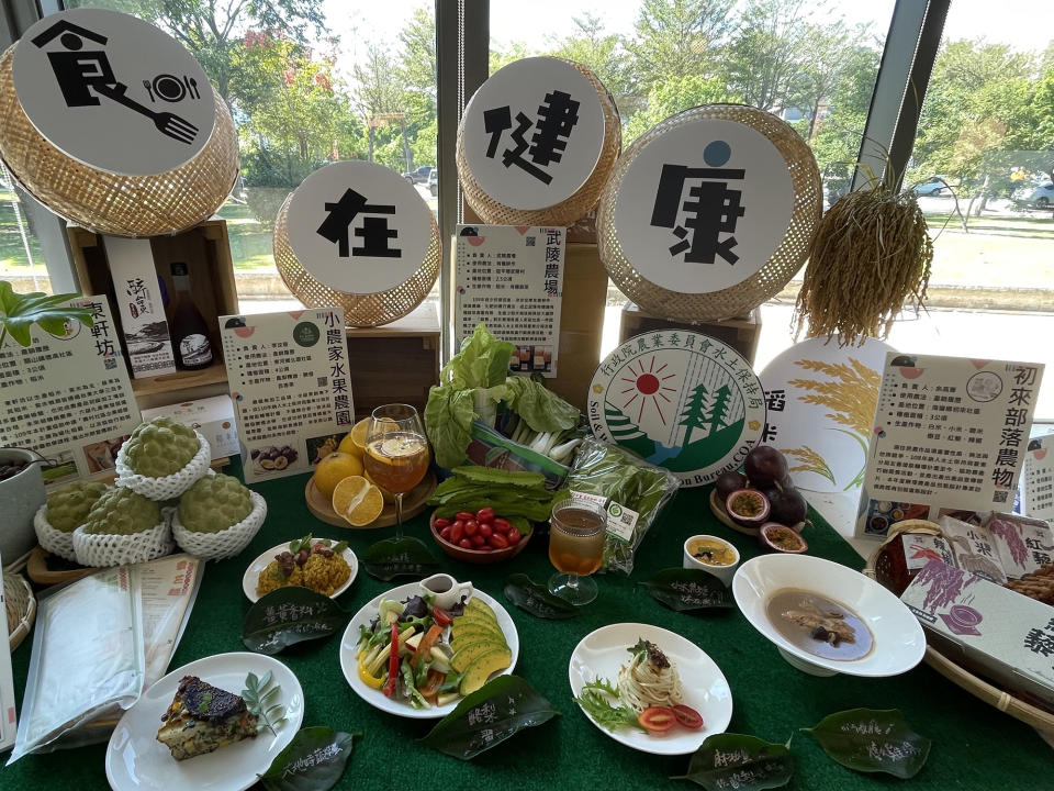 台東食材酪梨、紅烏龍茶、麻油薑及有機食蔬等食材入菜，健康養生又美味。（記者鄭錦晴攝）