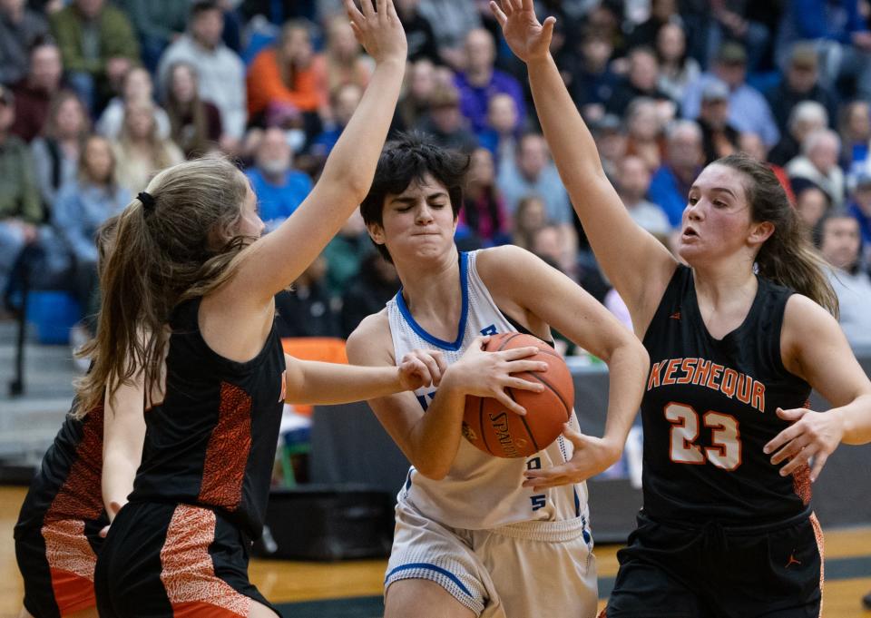 Dundee/Bradford's Bruna Crespo cuts through the Keshequa defense.