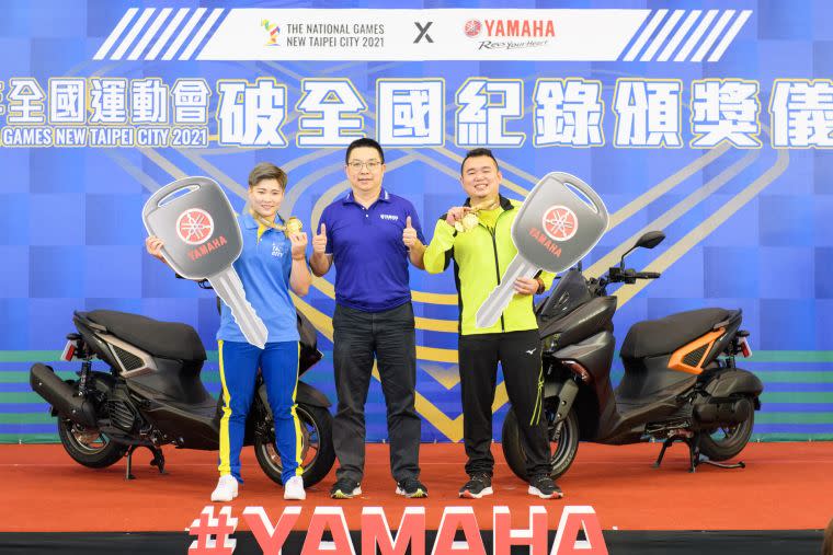 破雙項全國紀錄選手獲得YAMAHA機車 舉重選手陳玟卉(左一)、YAMAHA營業本部蒯乃昌協理、射擊好手黃宸緯。大會提供