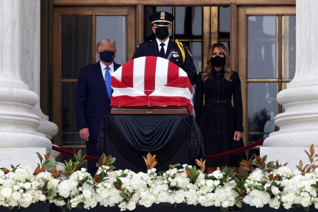Le président américain Donald Trump et son épouse Melania Trump devant le cercueil de Ruth Bader Ginsburg. - ALEX WONG / GETTY IMAGES NORTH AMERICA