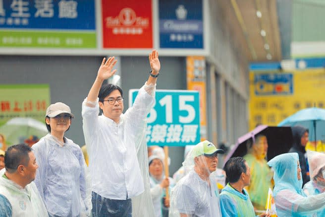 民進黨高雄市長候選人陳其邁（左三）穿雨衣站在高雄市仁武區鳳仁路及澄觀路口，向路過的民眾拜票。（林雅惠攝）