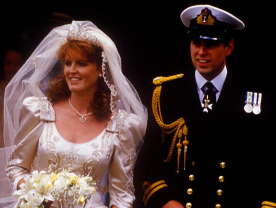 Sarah Ferguson y el príncipe Andrew celebran su boda en 1986. Fergie tendrá que ver las celebraciones del 6 de mayo en la abadía de Westminster desde la televisión (Getty Images)