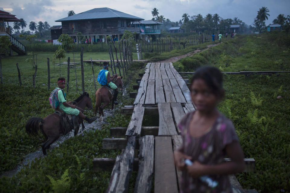 En esta fotografía del 1 de septiembre de 2018, unos hombres cabalgan en Irlaya, Honduras. (AP Foto/Rodrigo Abd)