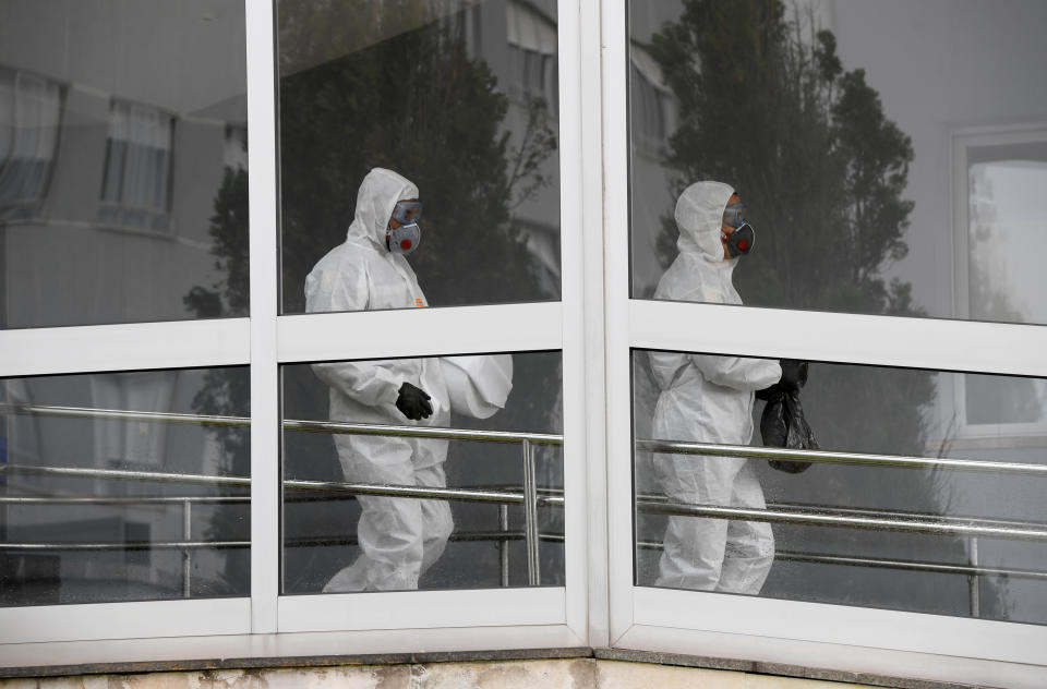 Spezialisten des Militärs bei Desinfektionsarbeiten in einer Klinik in Gijon (Bild: Reuters/Eloy Alonso)