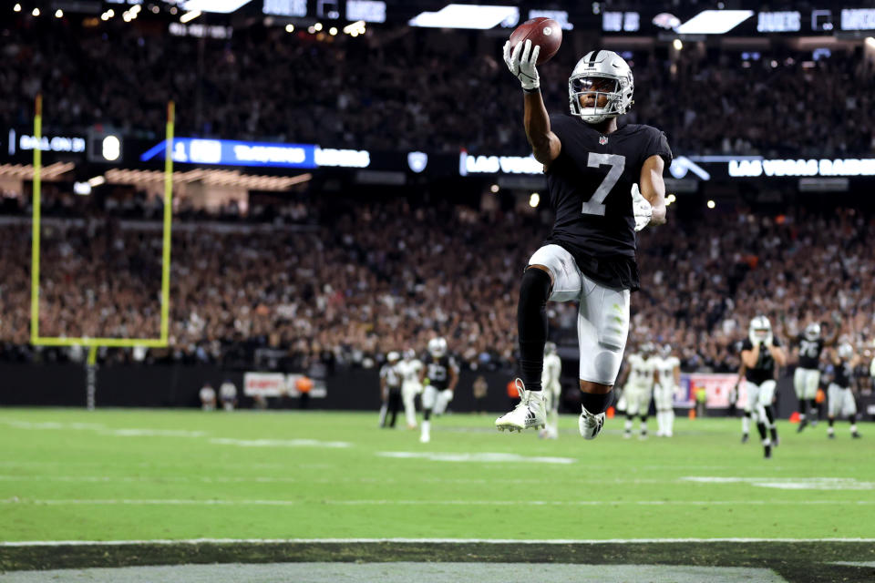 Zay Jones scored the game-winning touchdown to lift the Raiders over the Ravens. (Photo by Christian Petersen/Getty Images)