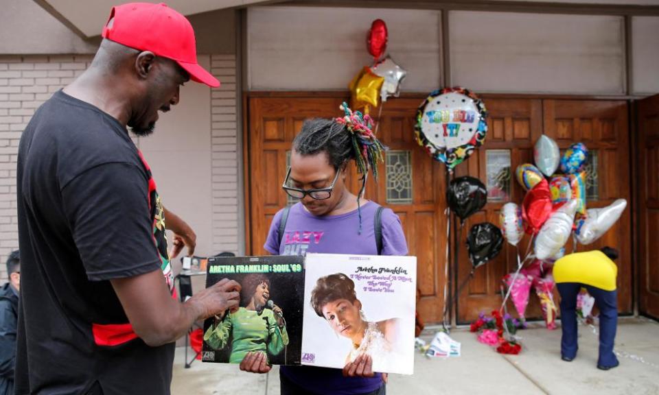 Mourners look at Aretha Franklin albums outside the New Bethel Baptist church on 16 August.