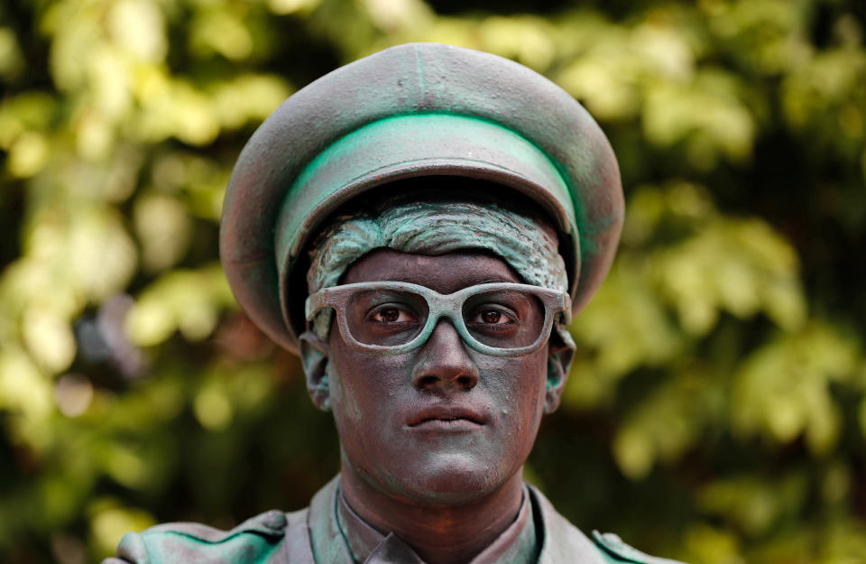 Living statues take over Belgian town