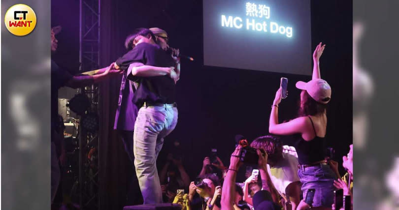 MC HotDog熱狗演出時被男粉強抱。（圖／林士傑攝）