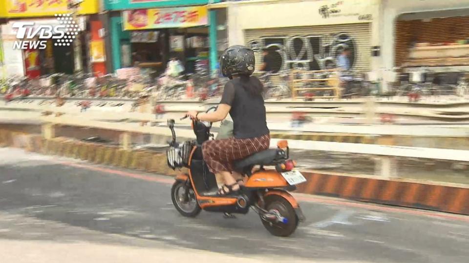 近年來電動自行車造成事故頻傳，政府擬修法規範。（圖／TVBS）