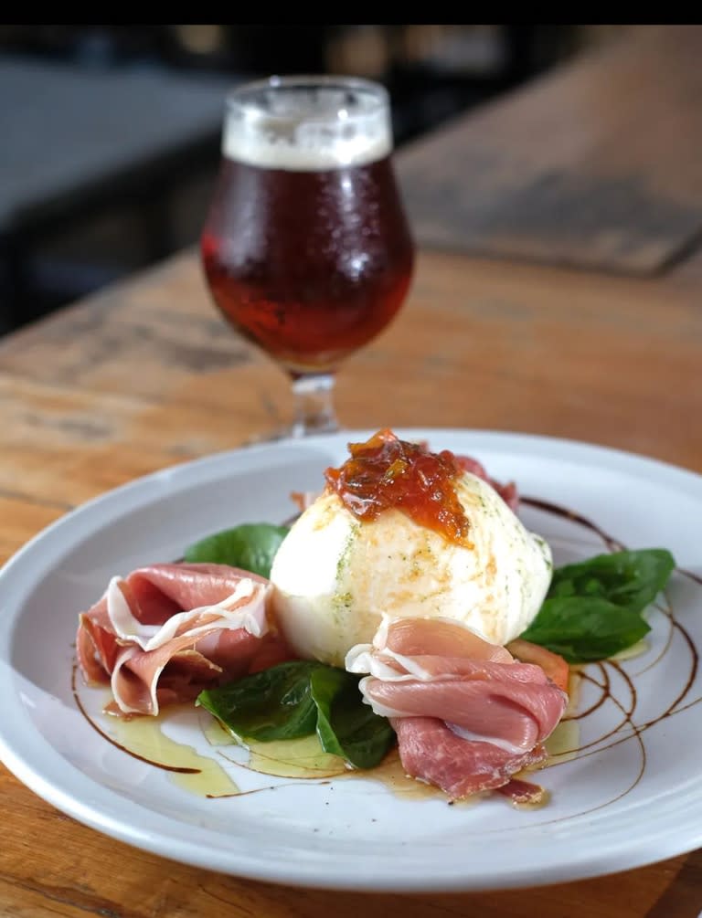 La burrata de Malloy's marida muy bien con una cerveza bien fría.