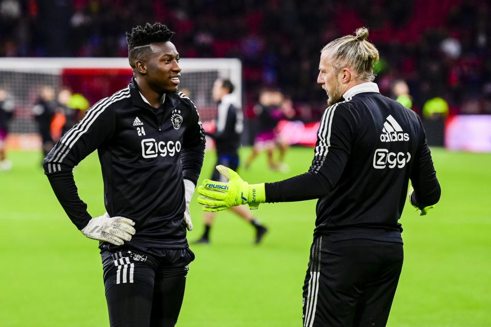 Los porteros de Ajax André Onana y Remko Pasveer durante un calentamiento previo a partido de la Eredivisie. Foto Archivo: ANP Sport via Getty Images.