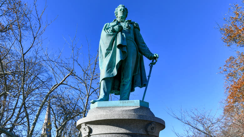 Statue of U.S. Commodore Matthew Perry