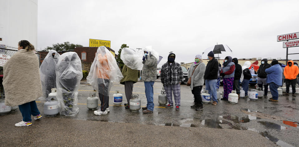 <p>En Houston, muchos tienen que esperar más de una hora bajo una lluvia helada y temperaturas extremas para cargar de gas propano sus tanques y así poder calentarse. (FOTO AP)</p> 