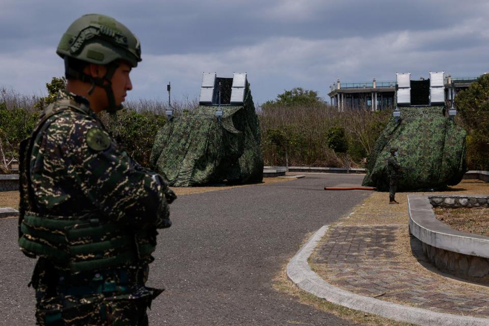 2023年4月10日，台灣士兵站在屏東縣貓鼻頭公園的雄風飛彈發射器附近。路透社