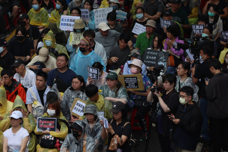 立法院續審國會職權修法  民眾聆聽公民團體宣講 立法院會24日續審國會職權修正相關法案，民眾在立 法院外舉牌訴求「反黑箱、要民主」，專注聆聽台上 公民團體代表宣講。 中央社記者趙世勳攝  113年5月24日 