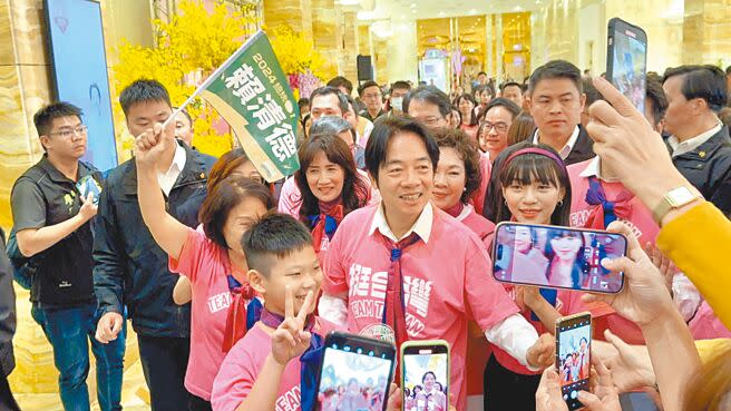 民進黨總統參選人賴清德（前中）19日出席「高雄市信賴台灣姊妹會成立大會」，致詞時大酸藍白合，只是為政黨利益，不為人民福祉。（柯宗緯攝）