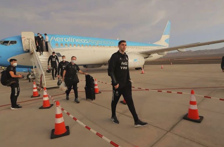 La llegada de la selección argentina a Calama; Dibu Martínez encabeza la fila al pie del avión