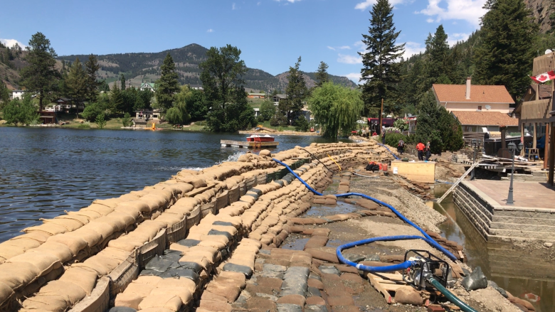 Canadian Armed Forces arrive in Twin Lakes to bolster dike, protect homes