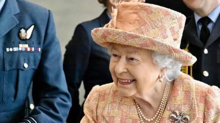 英國女王私下笑容可掬，還相當幽默。（圖／翻攝自The Royal Family臉書）
