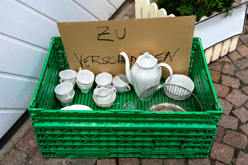 Coffee service to give away (zu verschenken) in the plastic basket placed on the sidewalk