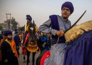Un grupo de Nihang (guerreros sijs) llegan a Singhu para unirse a las protestas de los trabajadores en las afueras de Nueva Delhi. (Foto: Danish Siddiqui / Reuters).
